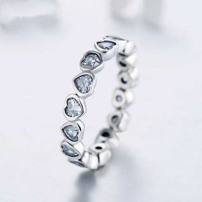 Anillo en forma de corazón con circonitas y diamantes de plata de ley