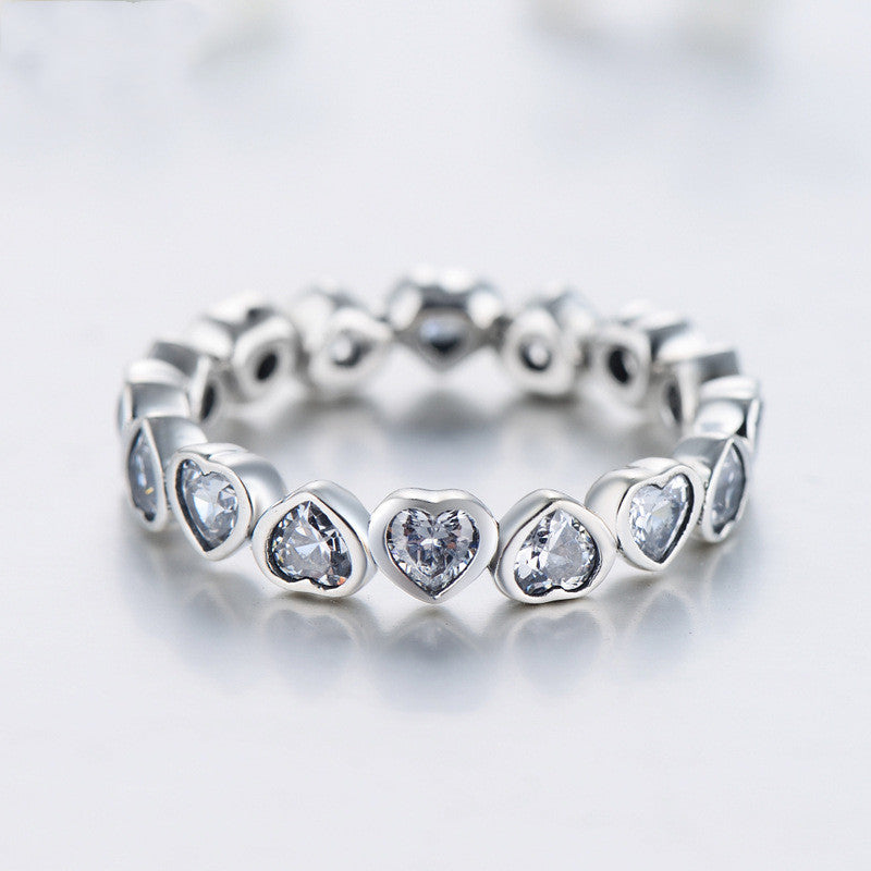 Anillo en forma de corazón con circonitas y diamantes de plata de ley