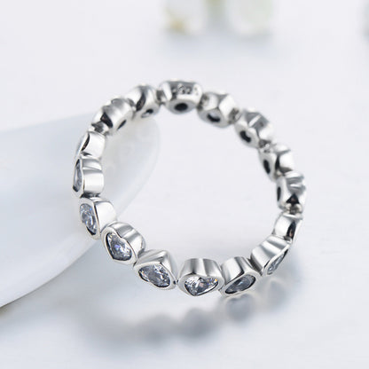 Anillo en forma de corazón con circonitas y diamantes de plata de ley