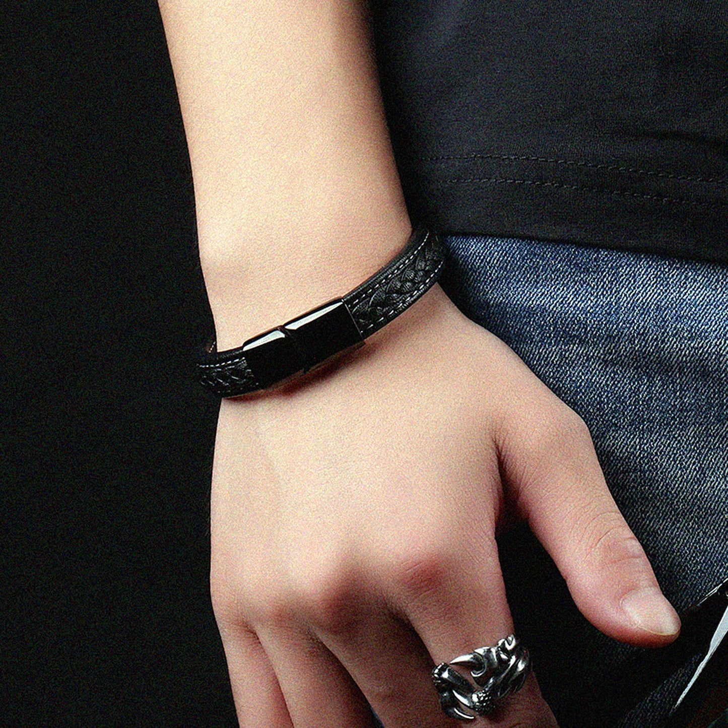 Brazalete de acero titanio negro.