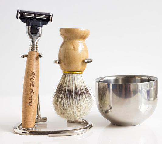 Set de afeitado para hombre con mango de madera maciza.