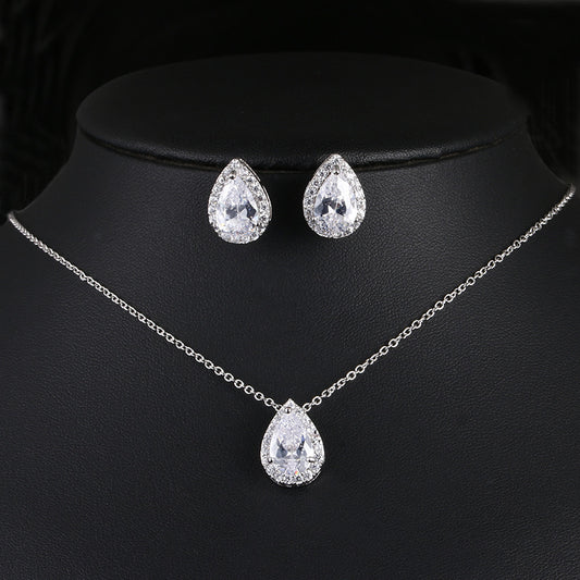 Conjunto de joyas con collar y pendientes de piedras preciosas con forma de gota de agua