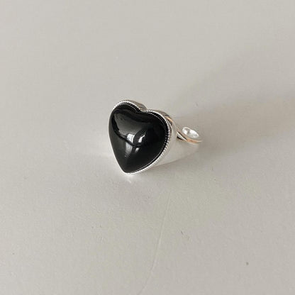 Anillo de mujer con ágata negra plateada y corazón amoroso con apertura simple