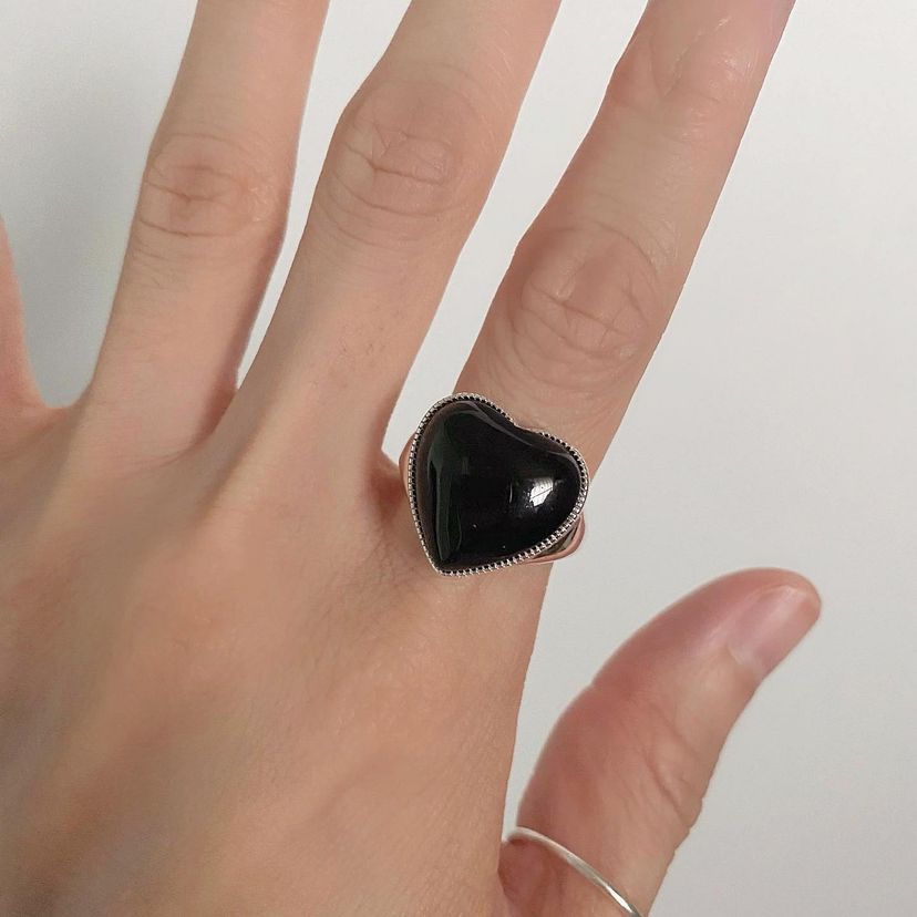 Anillo de mujer con ágata negra plateada y corazón amoroso con apertura simple